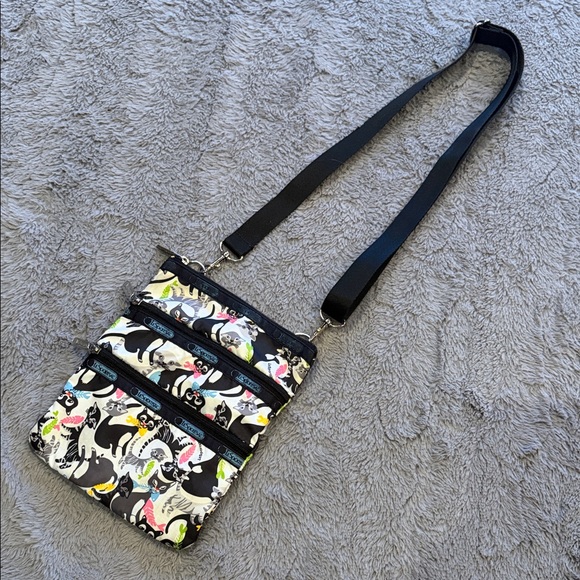 Lesportsac Adorable Cat Print Crossbody Bag Like New - Picture 2 of 5